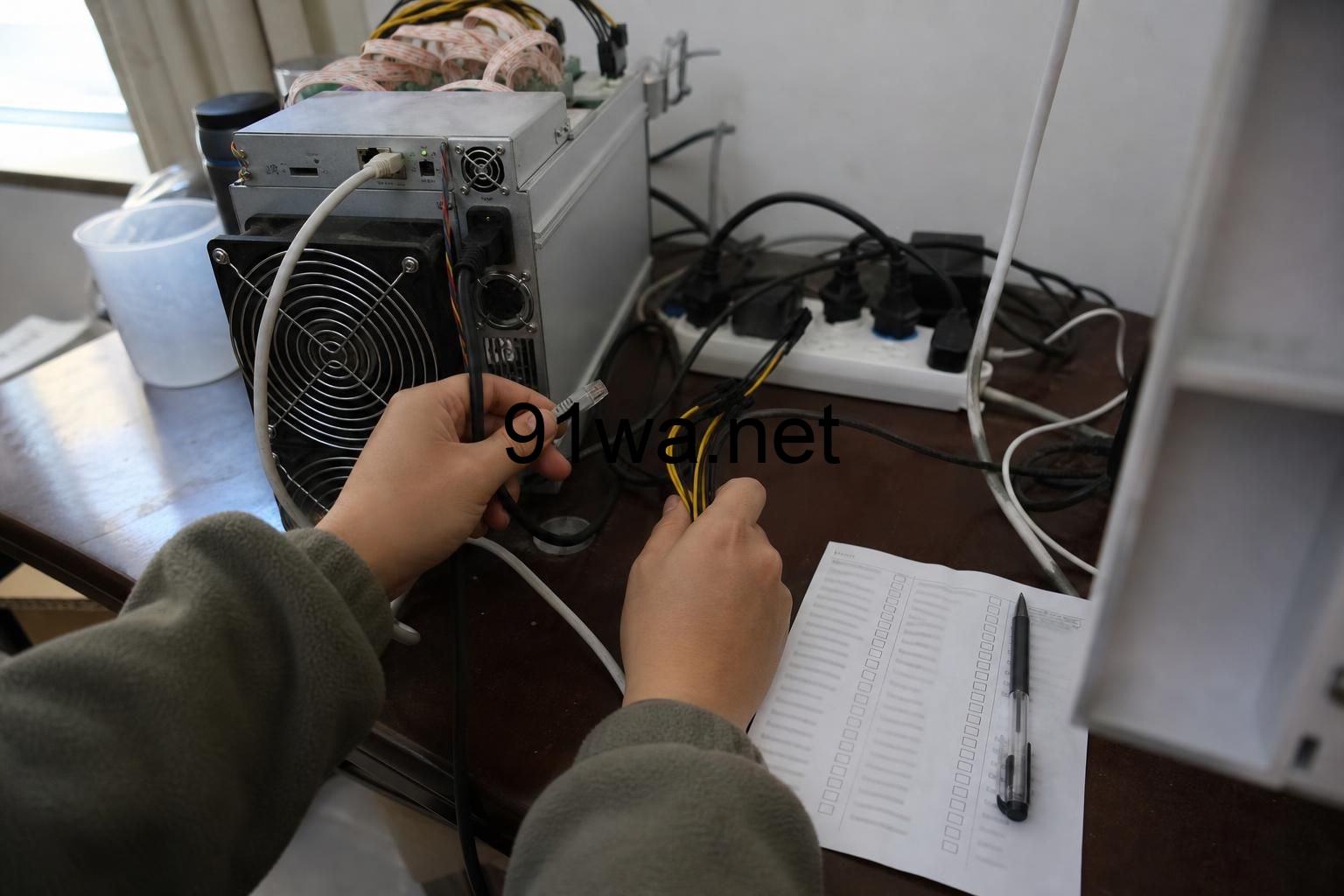 验收第一台矿机前，先把七天挖矿排障表贴在墙上