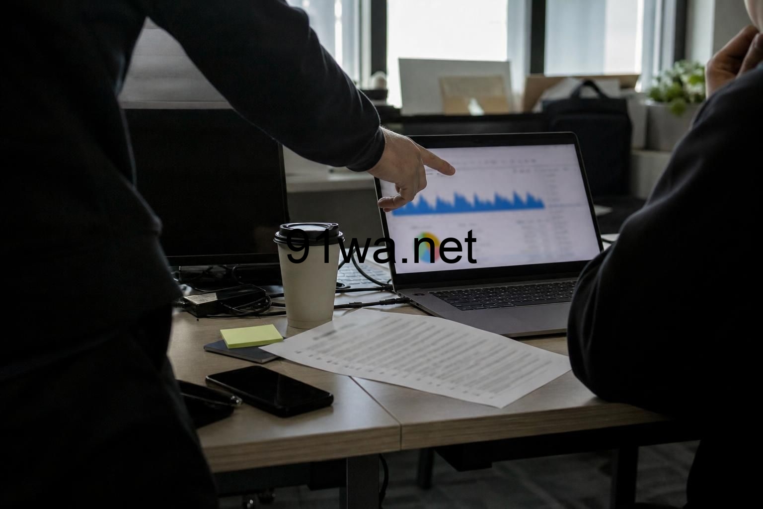 低流动性假期与改名合约迁移相撞：一次安全应急该拦交易还是先锁权限