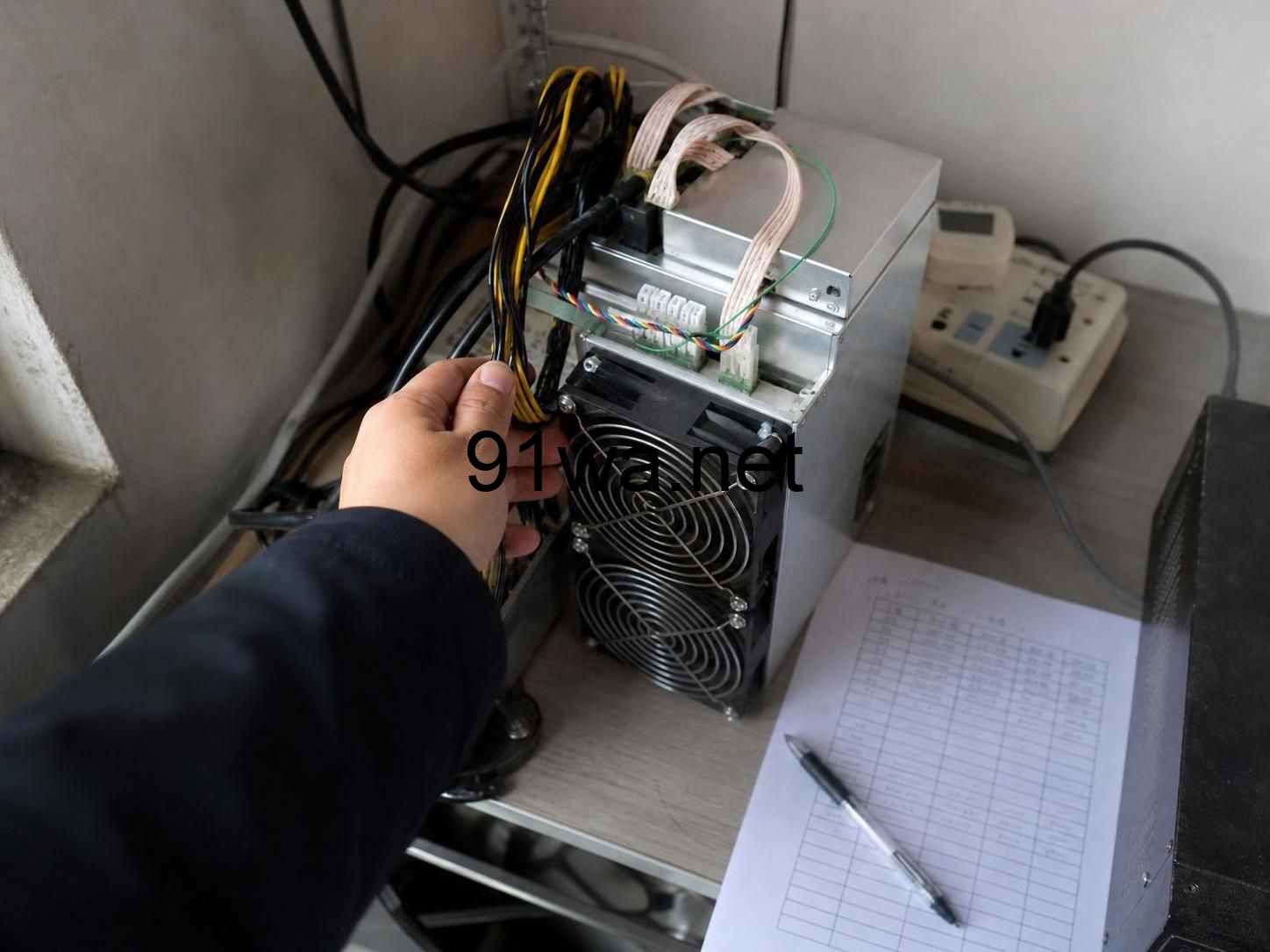 巡检第一台矿机时，我先把收益表关掉了